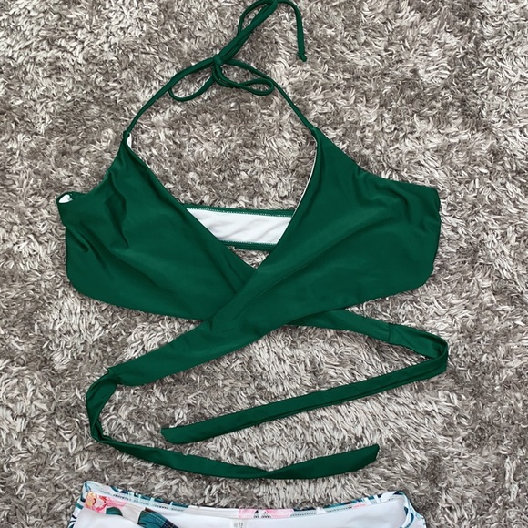 Bikini - Picture 3 of 4